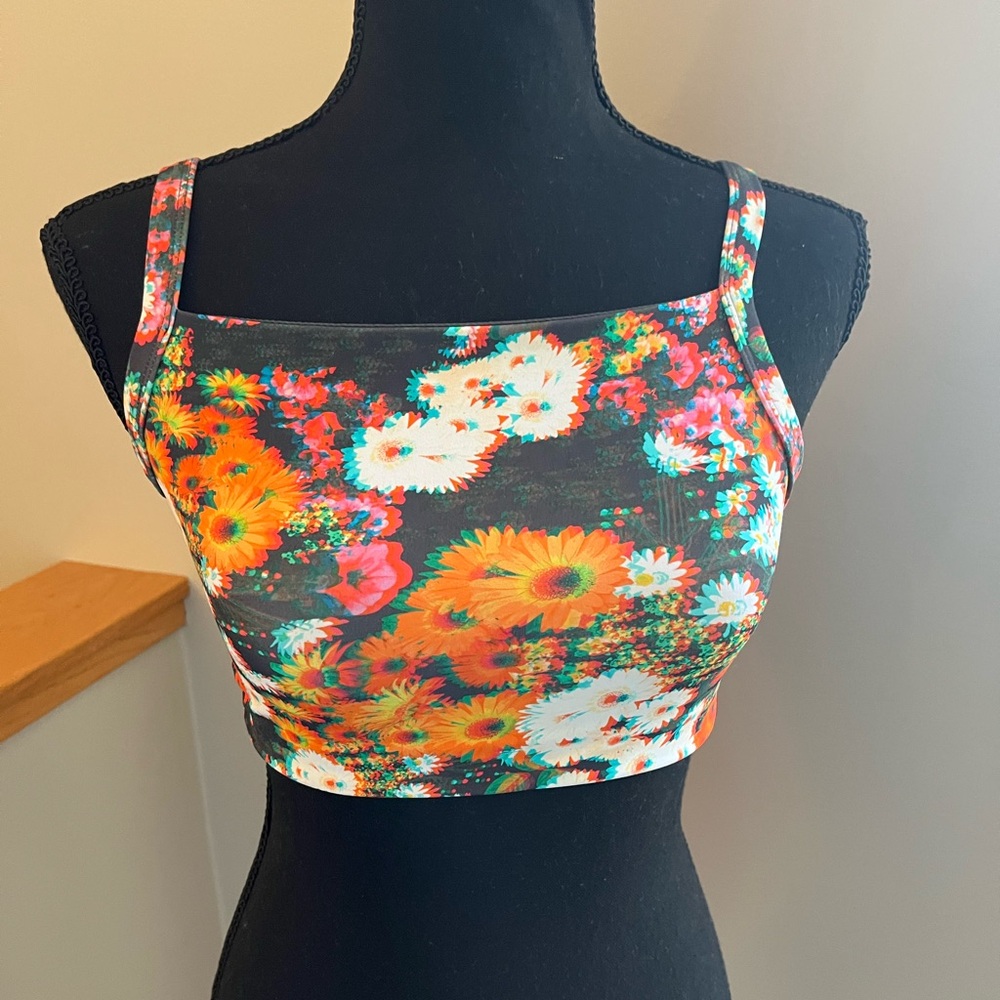 Offline by Aerie blurred floral pull over adjustable straps sports bra. Small